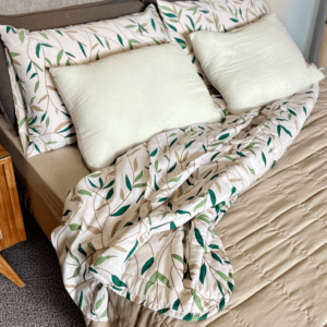 Sabanas digue Cotton touch puestas en una cama con almohadas
