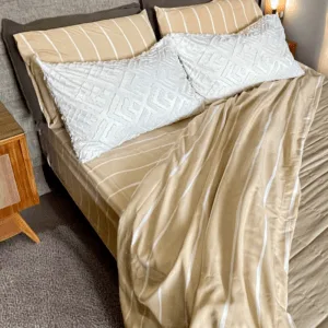 Sabanas Full Cotton touch colocadas en una cama dentro de un dormitorio