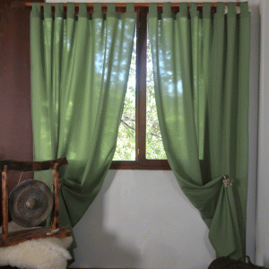 Cortina en tropical Necker, sobre una ventana