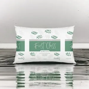 Almohada first class verde sobre piso de agua