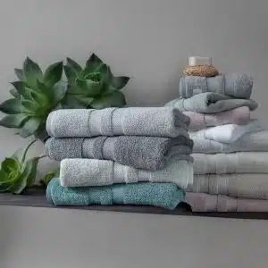 Toalla y toallon intense, varios en pilas de diferentes colores