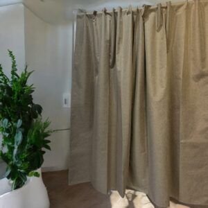 Cortinas blackout linen color beige colgada en habitación