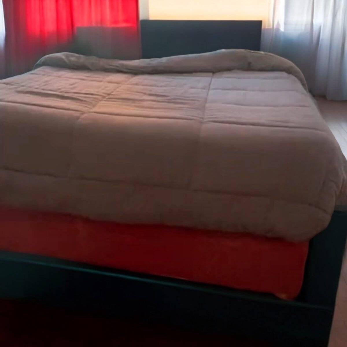 cubre sommier elastizado de microfibra colocado en la cama