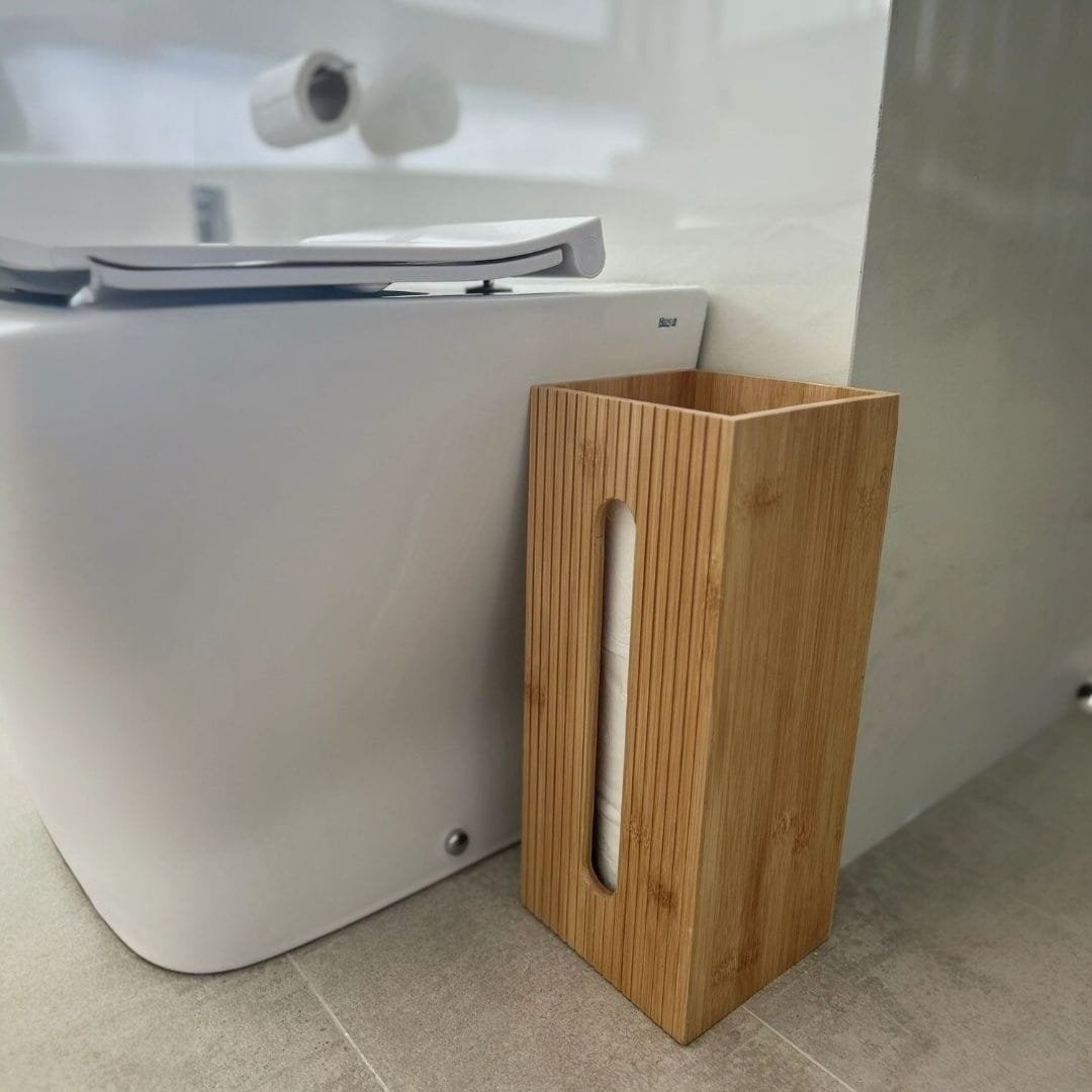 Porta rollo Nordico al lado de un inodoro en un baño