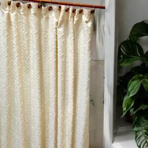 Cortina de baño colgada en baño con plantas